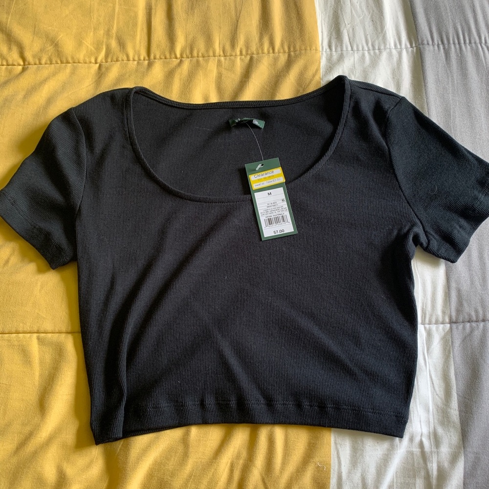 T-shirt crop top.
